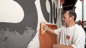 Verarbeitung des Baumit Kratzputzes Fassade Innenwand